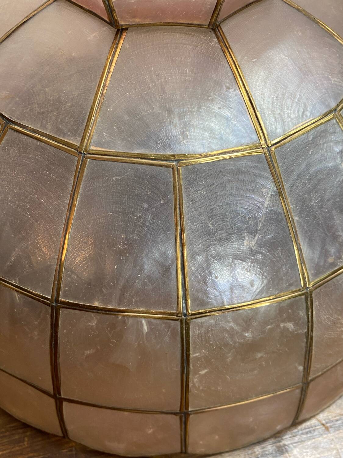 Suspension en nacre et laiton, années 70