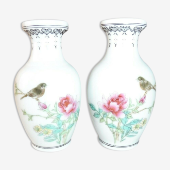 Paire d'anciens vases, décor oiseaux, signature chinoise