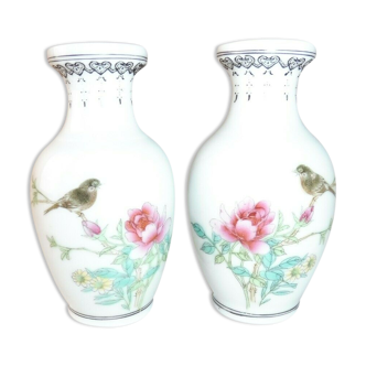 Paire d'anciens vases, décor oiseaux, signature chinoise