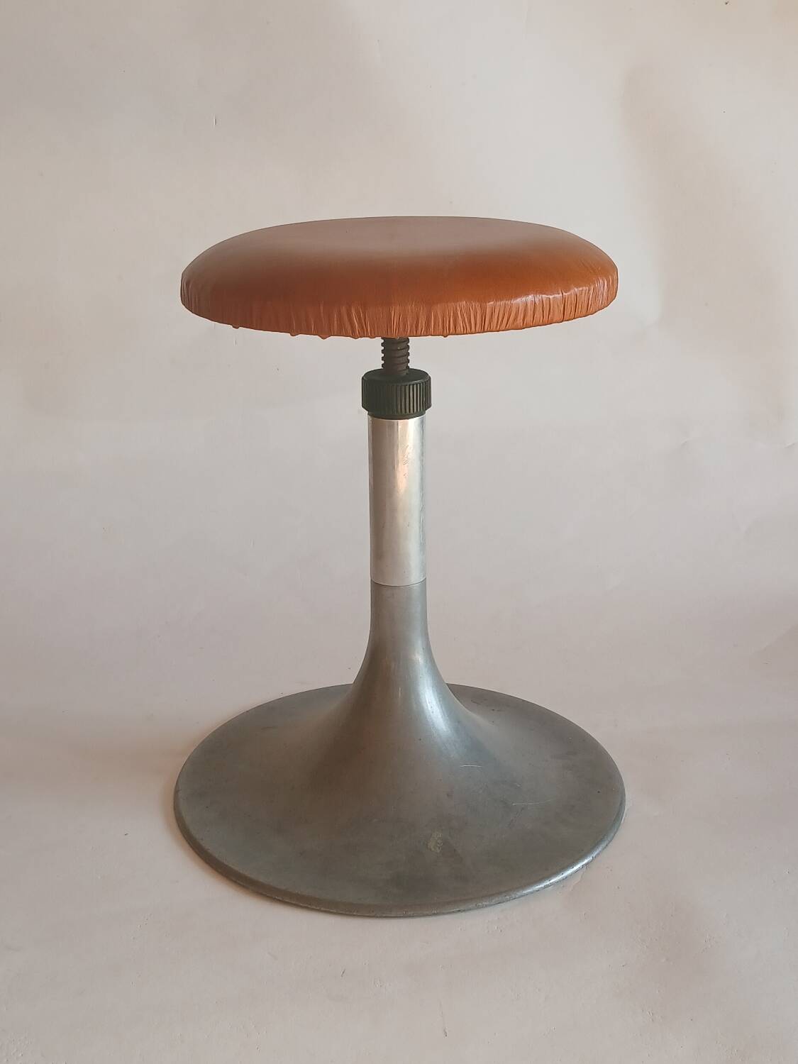 Tabouret pied tulipe à vis,  aluminium et cuir