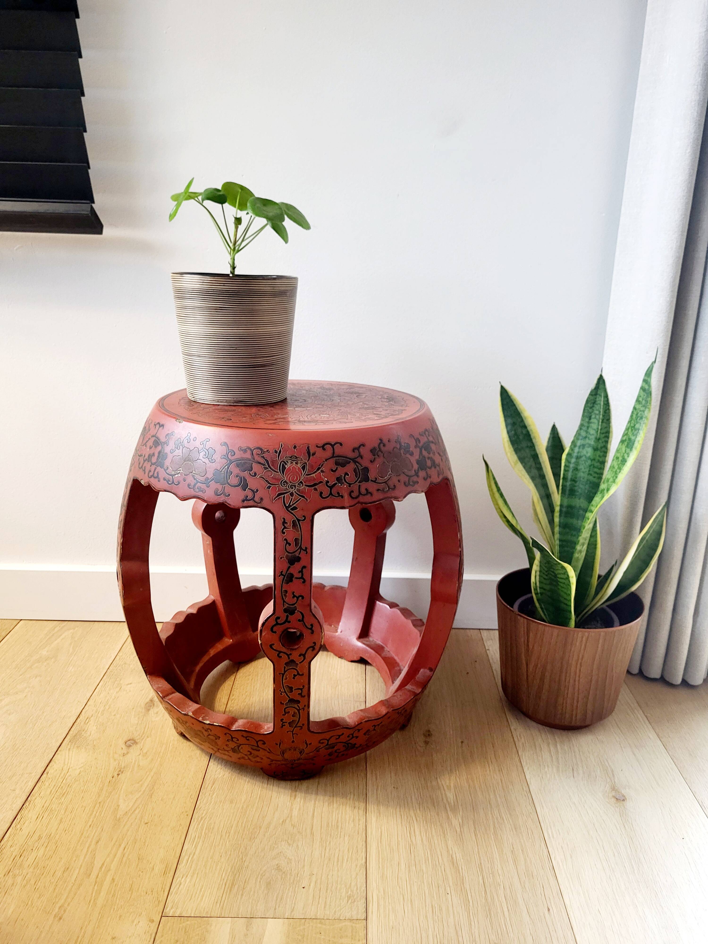Tabouret, table d'appoint en bois laqué rouge, Chine