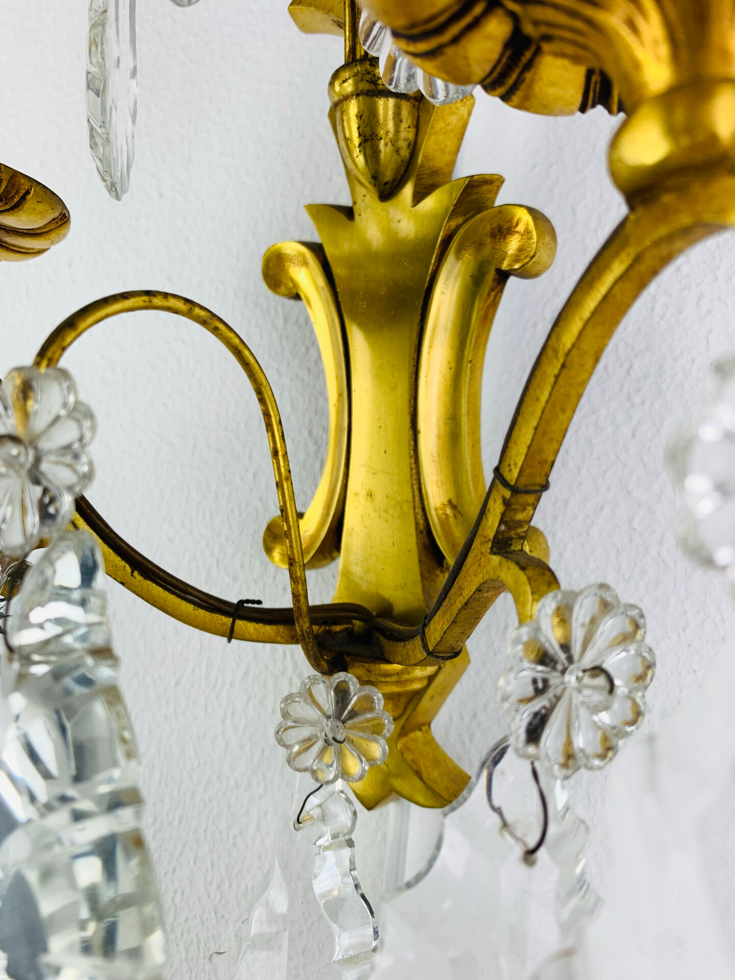 Bronze wall light with rococo style Louis XV pendants.