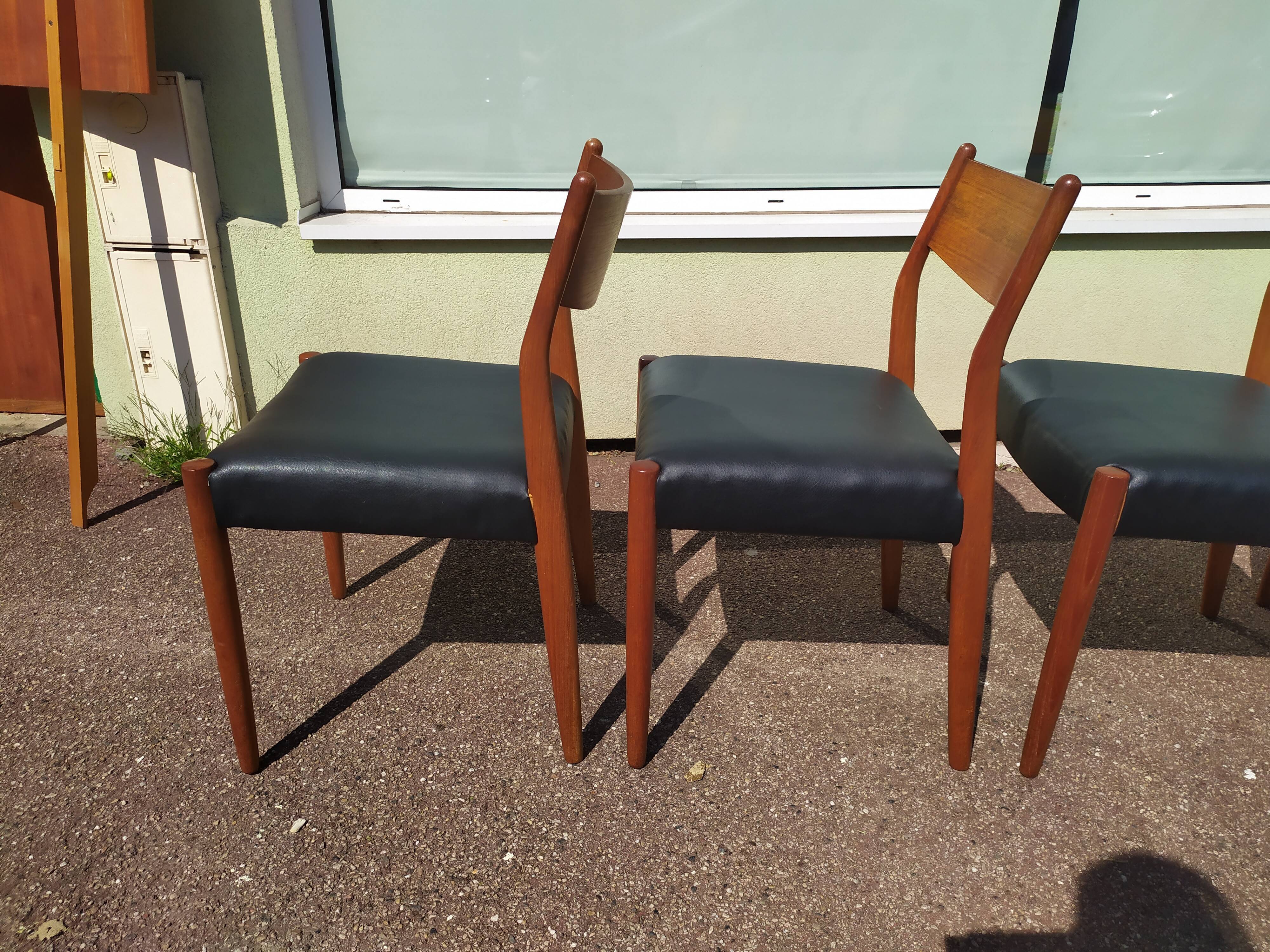 Set of 4 Scandinavian teak chairs in black leather