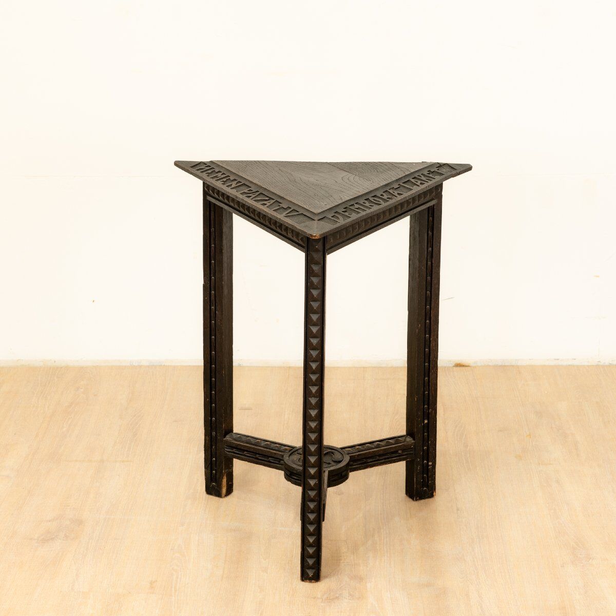 Guéridon en bois teinté et sculpté benjamin gomez– vers 1920–1930