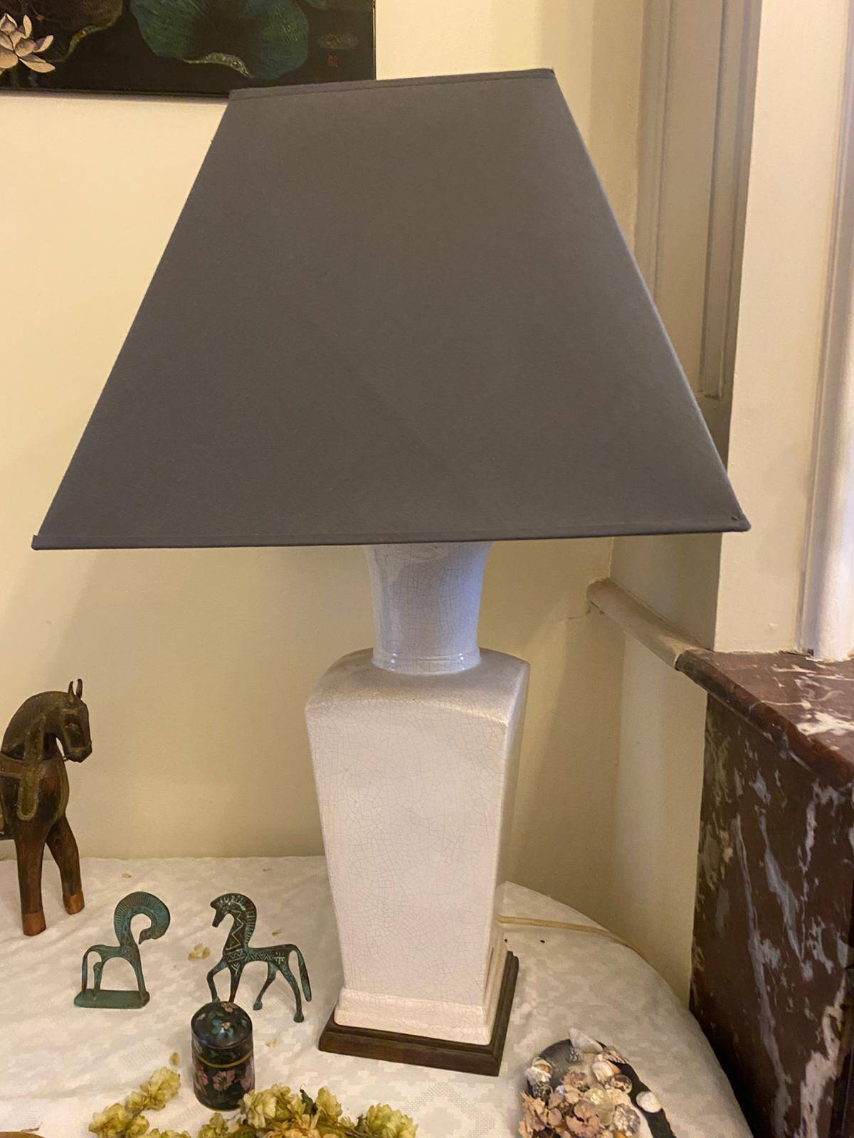 Cracked white ceramic lamp