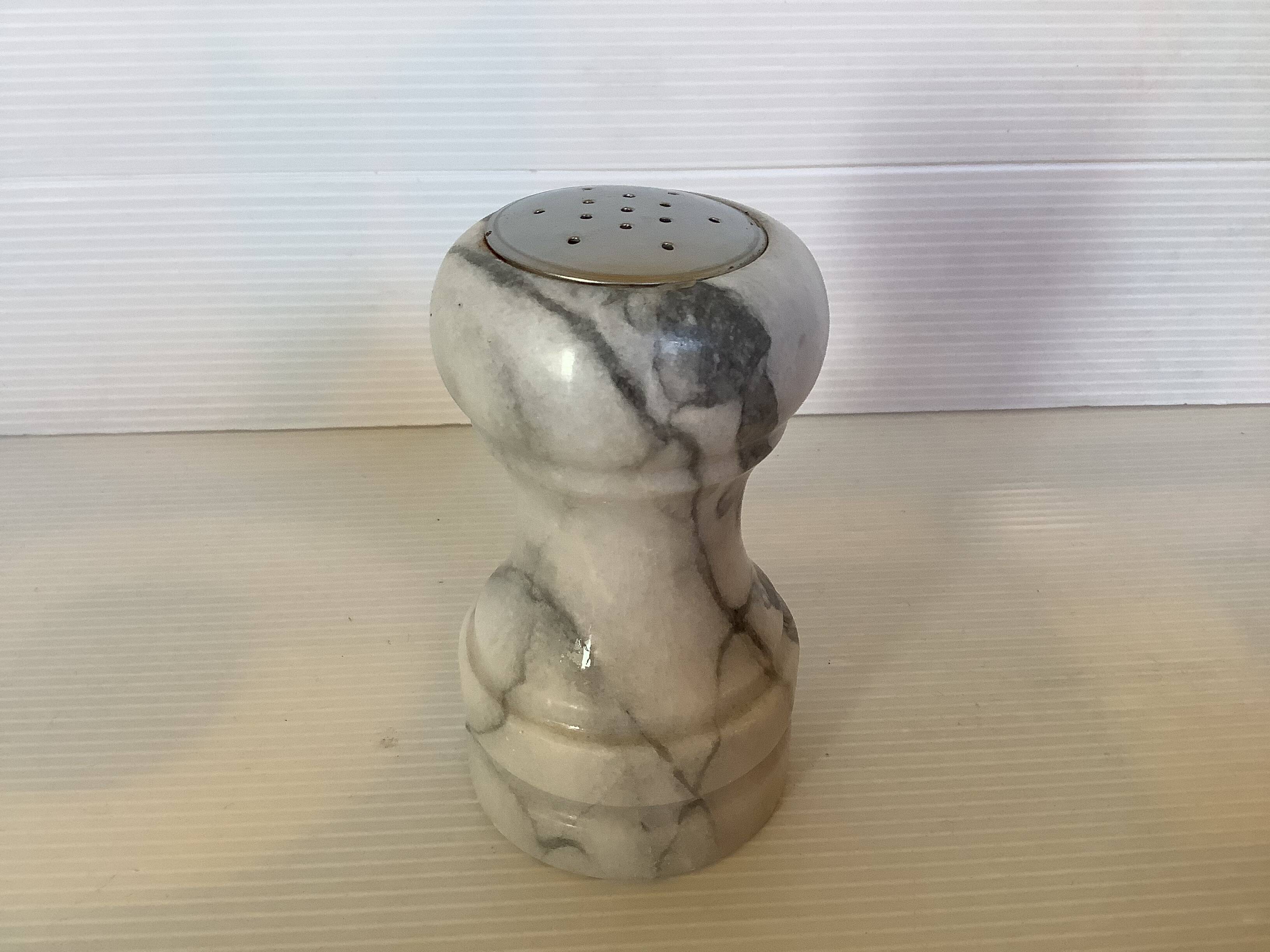 Salière en marbre blanc gris