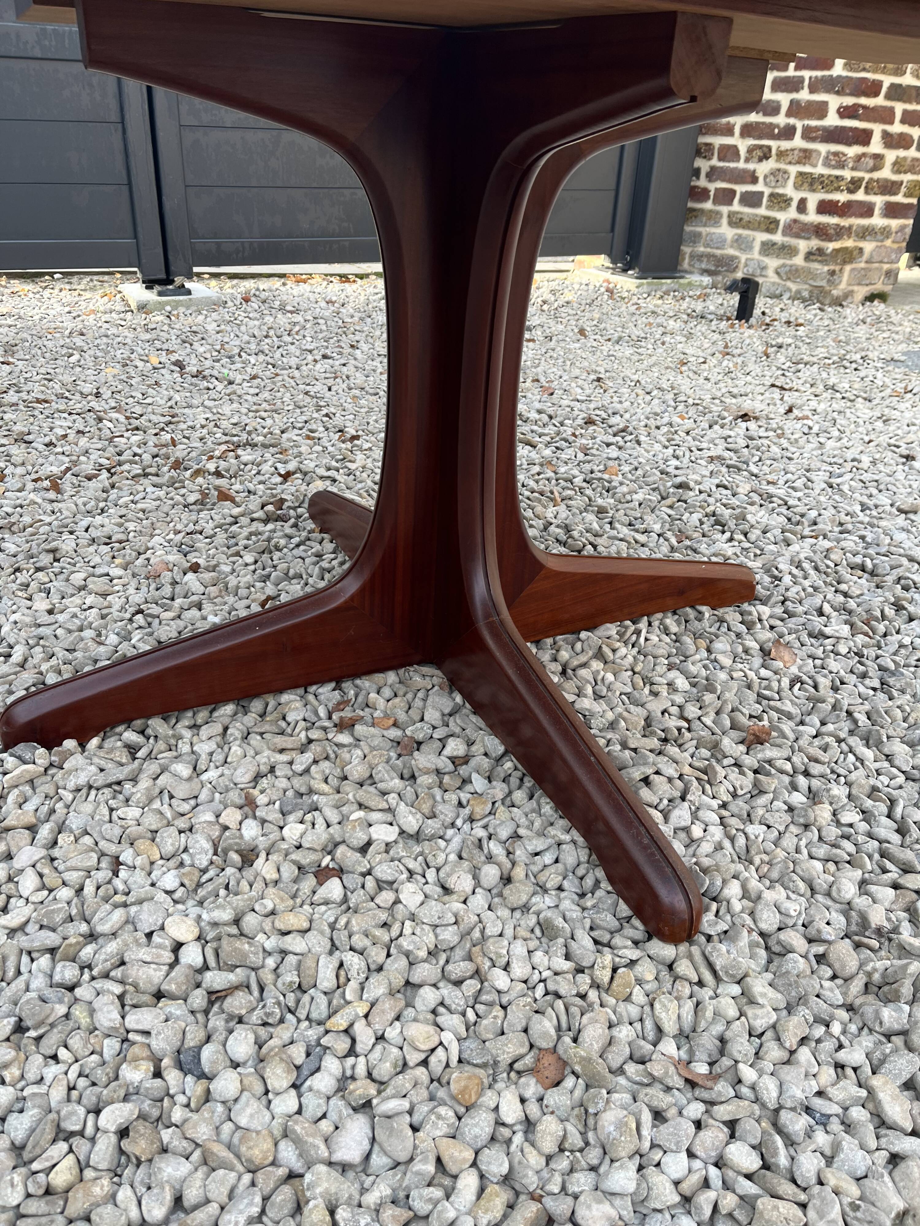 Baumann oval dining table