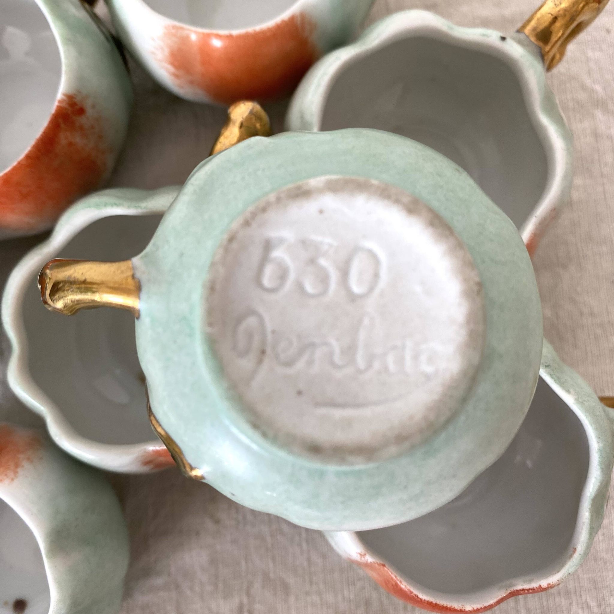 Tasses à liqueur calvados en barbotine, années 40