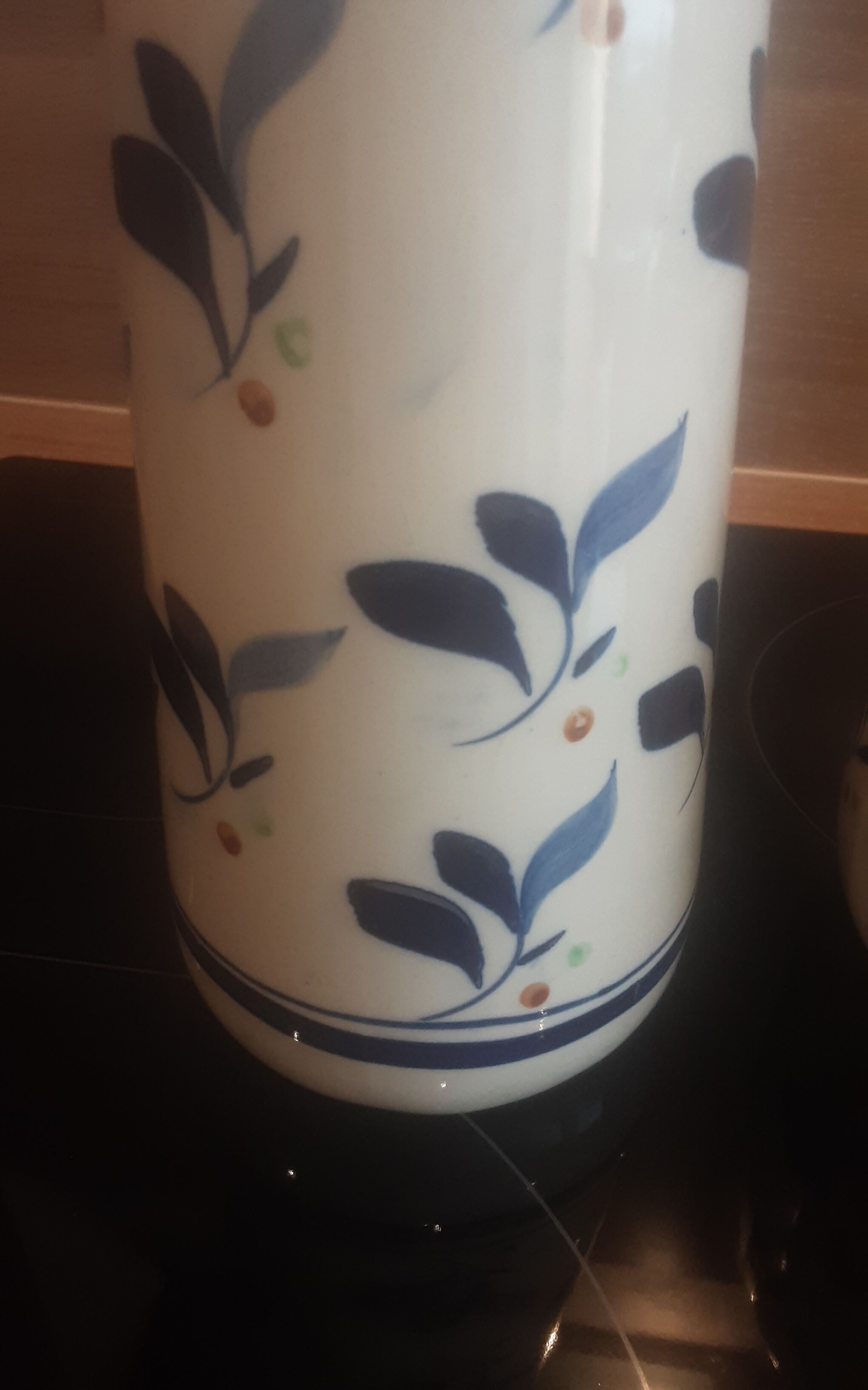 Lot decanter and cracked earthenware pot