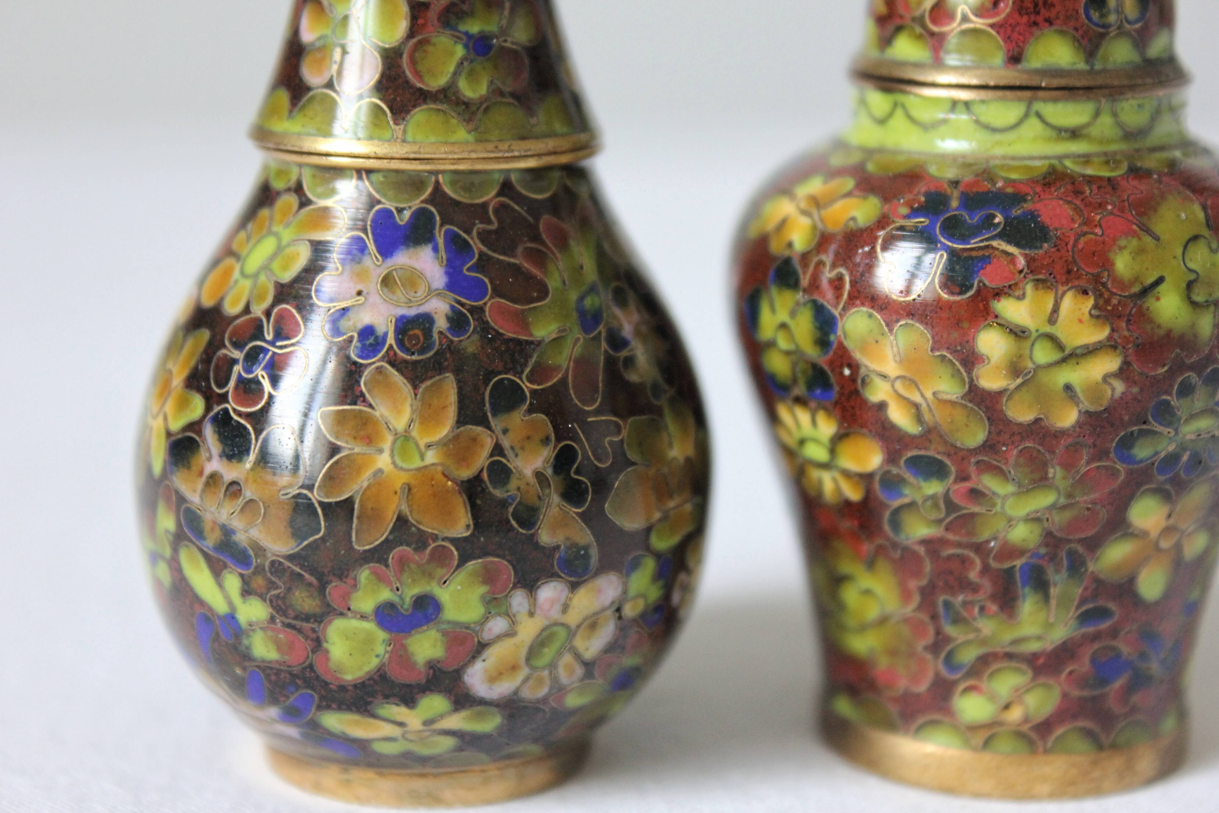 Salt shaker and pepper shaker in brass and vintage cloisonné enamel
