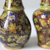 Salt shaker and pepper shaker in brass and vintage cloisonné enamel