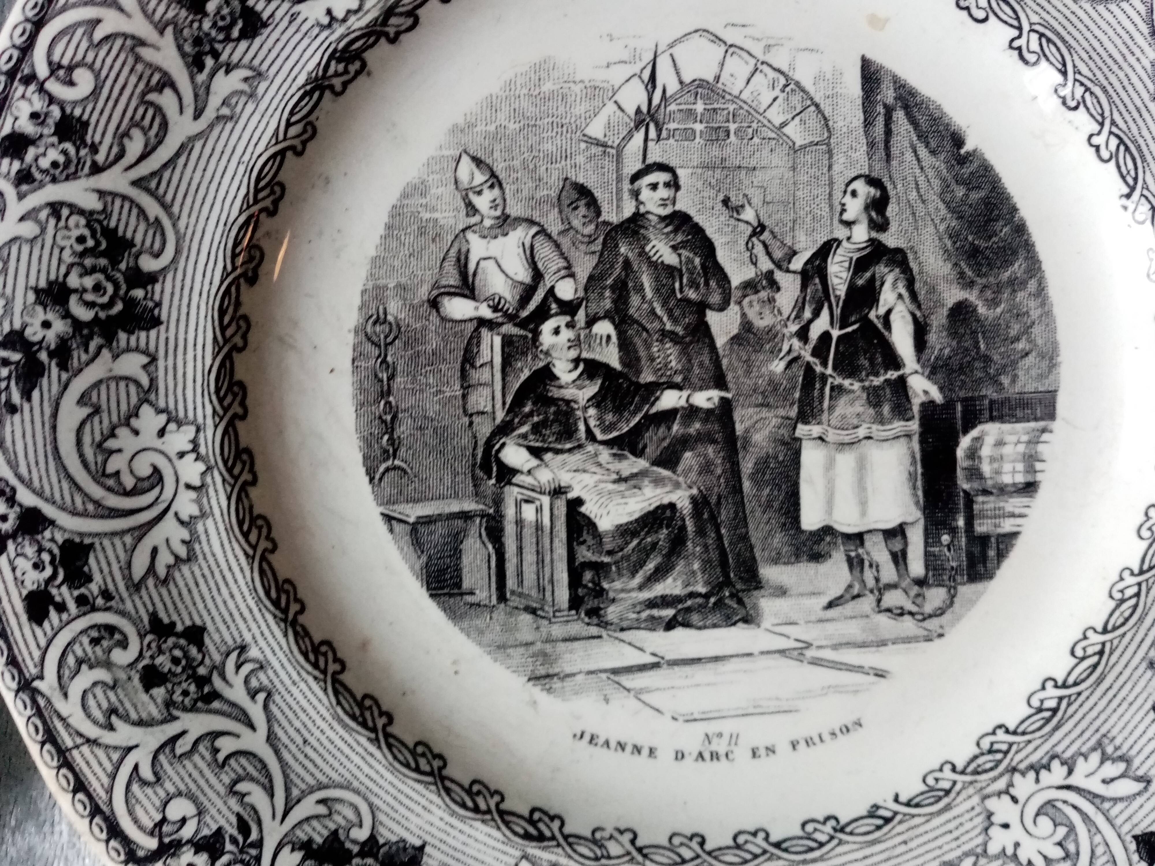 Serie de 6 assiettes a dessert parlante , serie jeanne d'arc , faiencerie de creil montereau