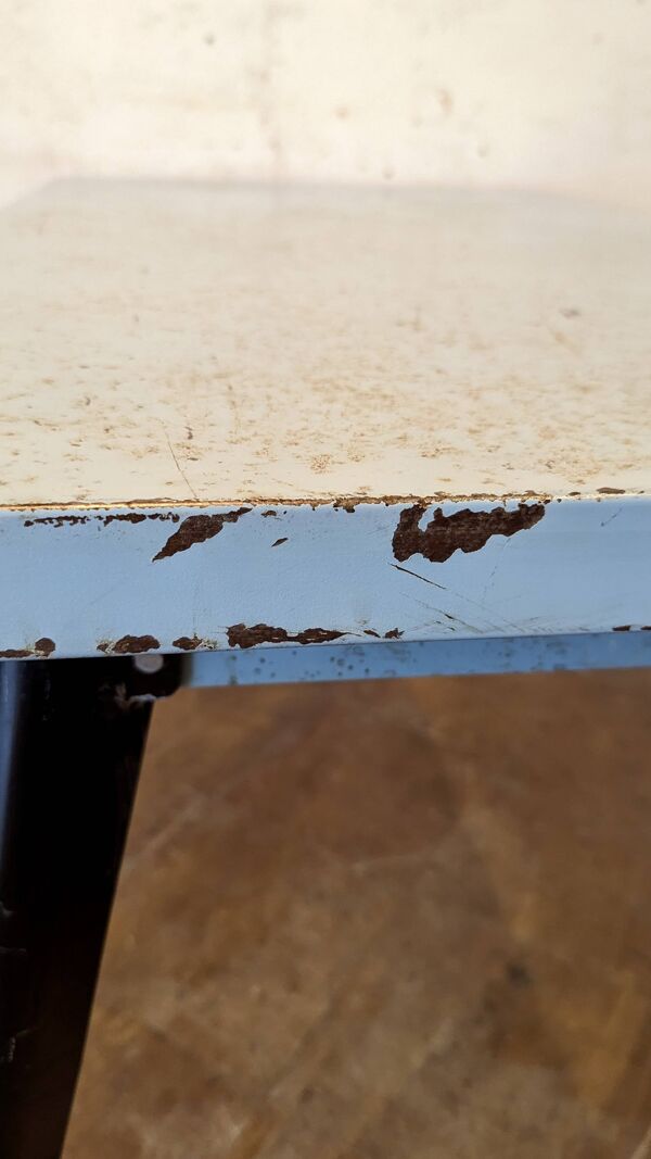 Table de cuisine Tolix T55 de Xavier Pauchard.