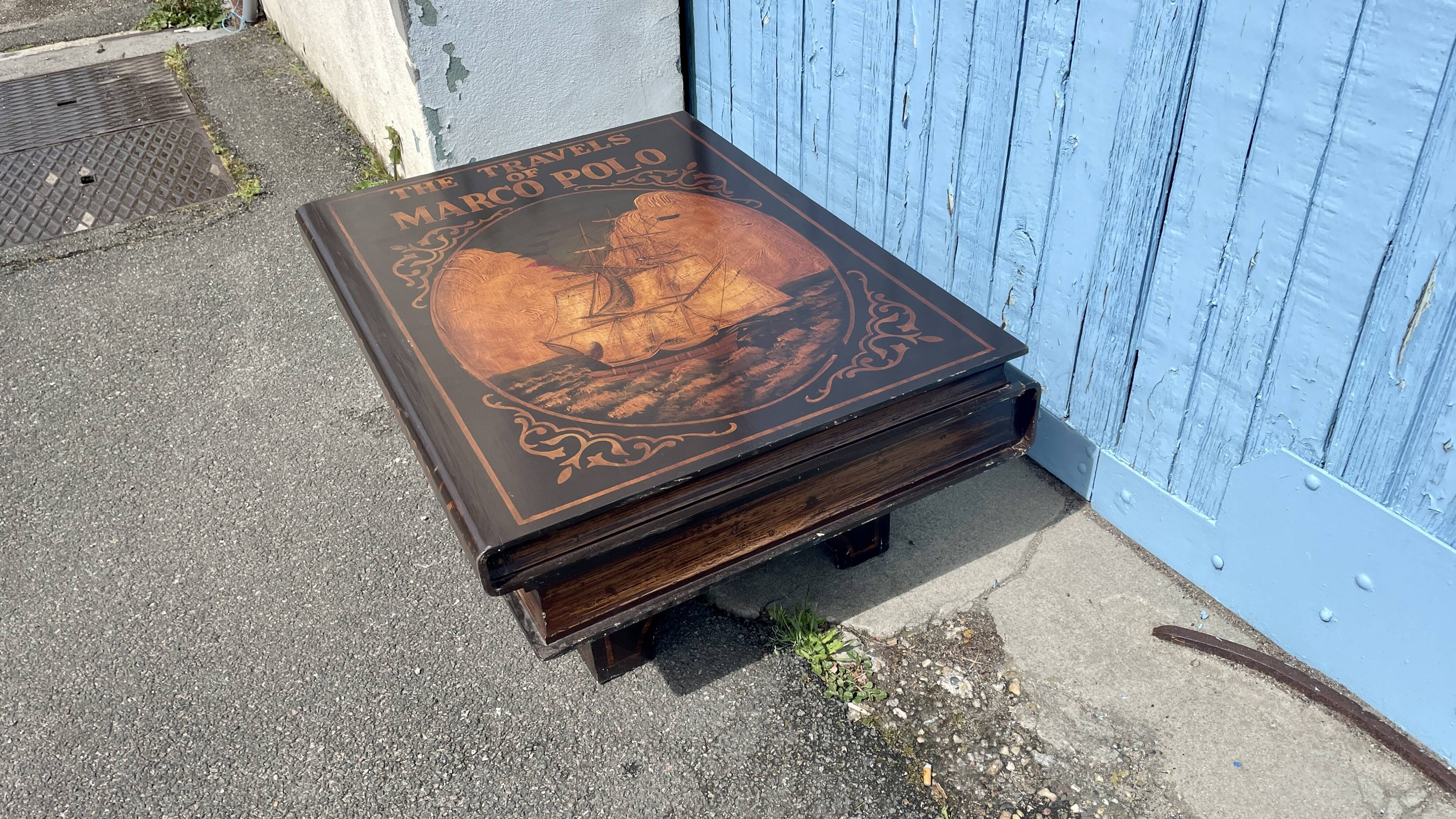 Table basse façon livre ancien, XXe siècle
