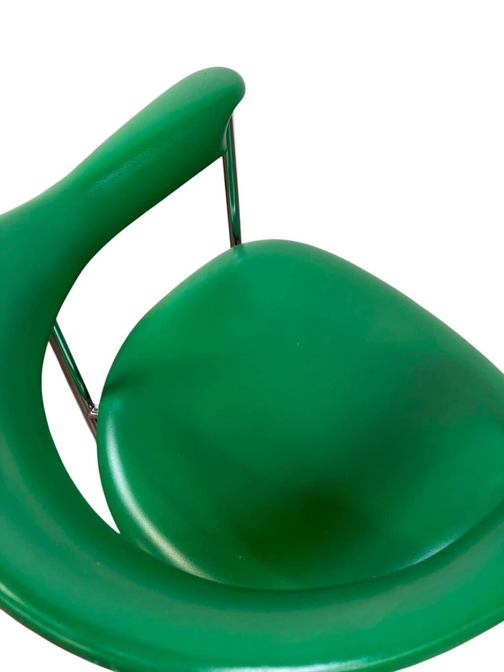 Chaise vintage chromée avec revêtement en skaï vert
