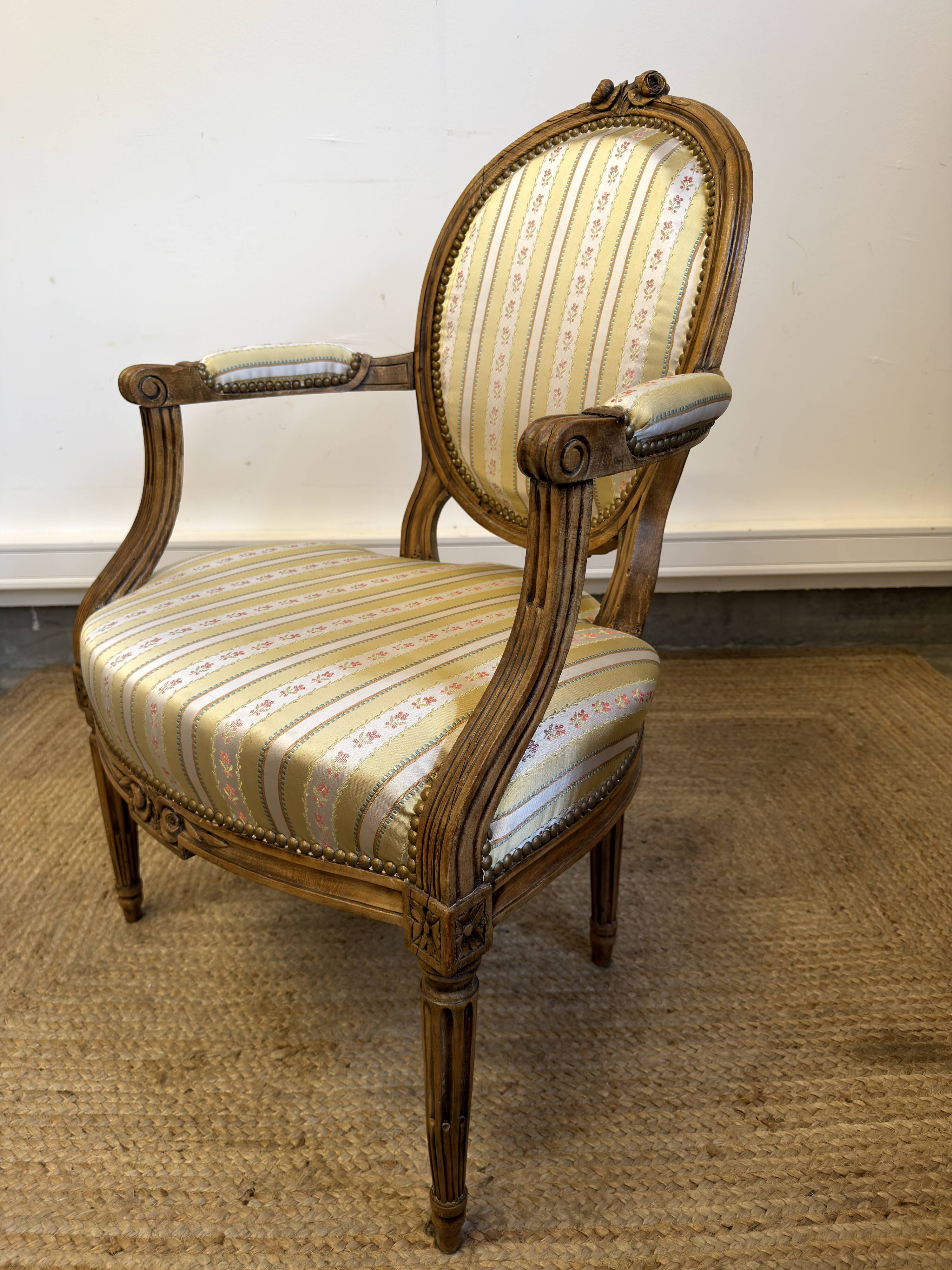 Fauteuil cabriolet médaillon de style Louis XVI
