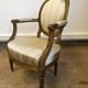Fauteuil cabriolet médaillon de style Louis XVI