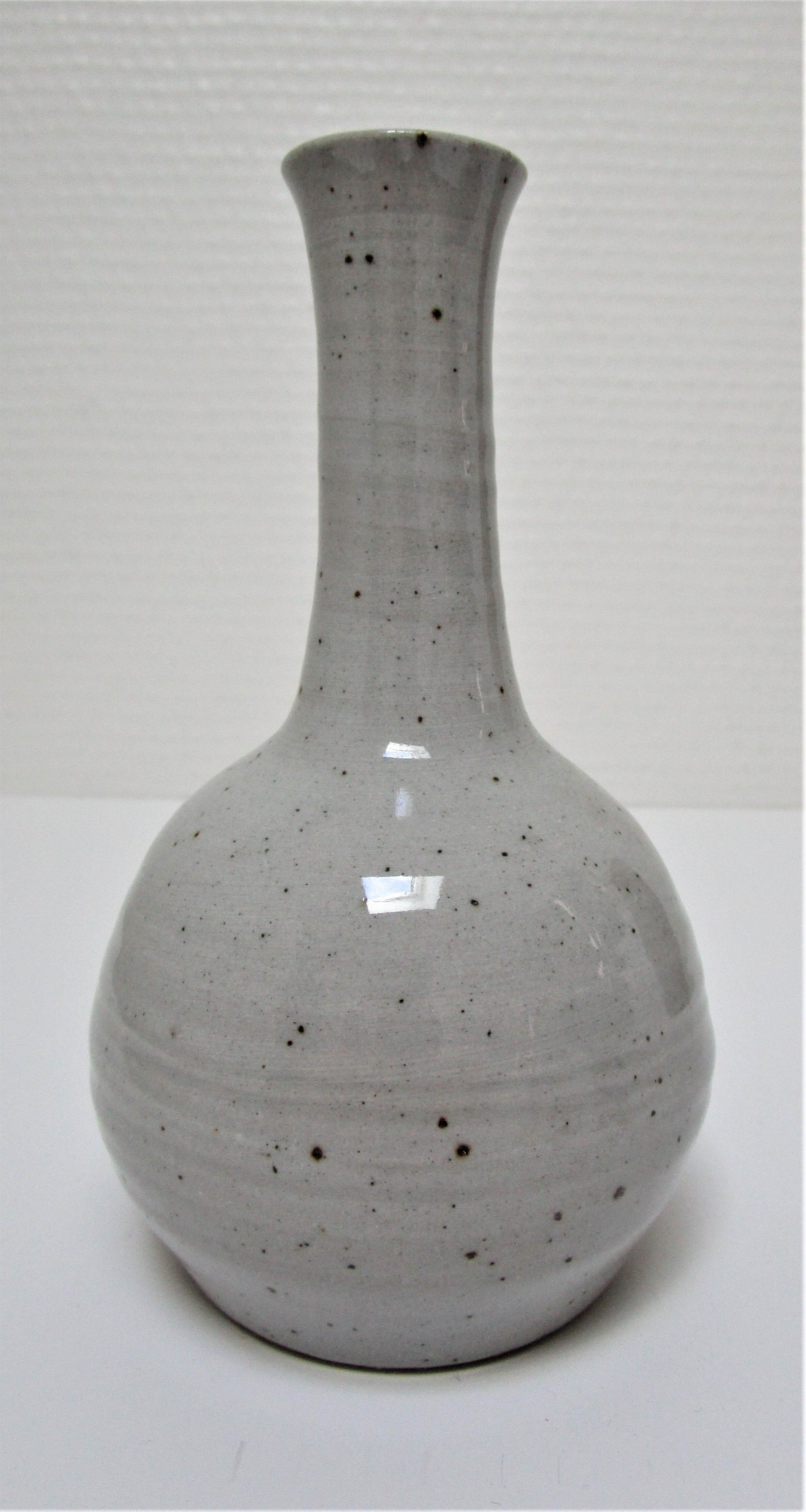 Trio de vases en grès émaillé bleu brun et blanc