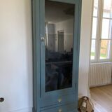 Armoire en bois vitrée