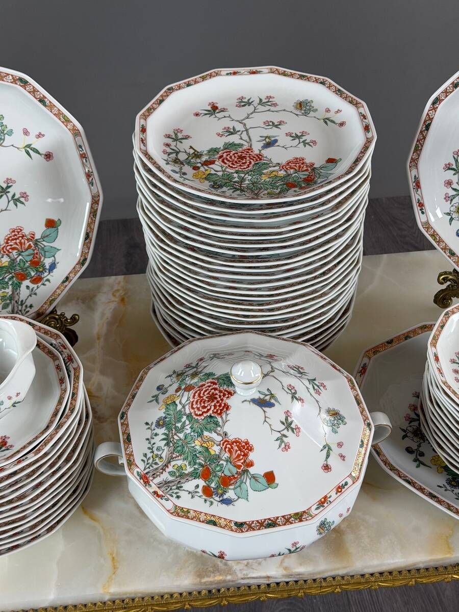 Bernardaud Limoges table service, "Hong-Kong" model, 53 pieces, 20th century.