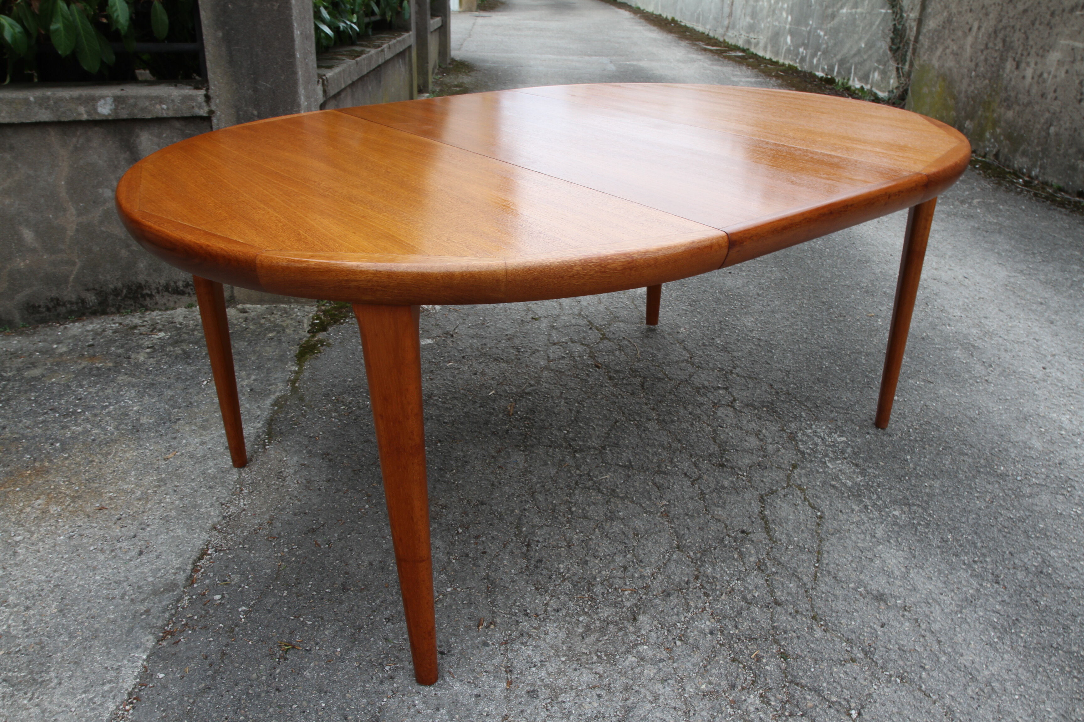 Danish teak extendable round table of the years 60