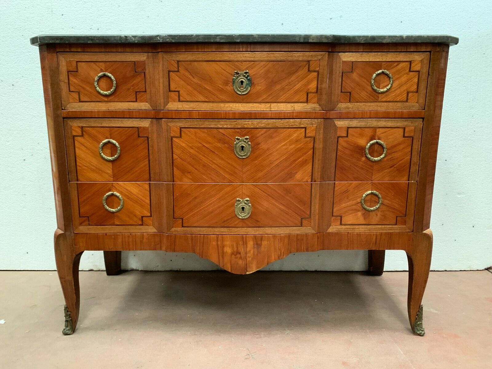 Transition style chest of drawers in rosewood and amaranth veneer, 20th century