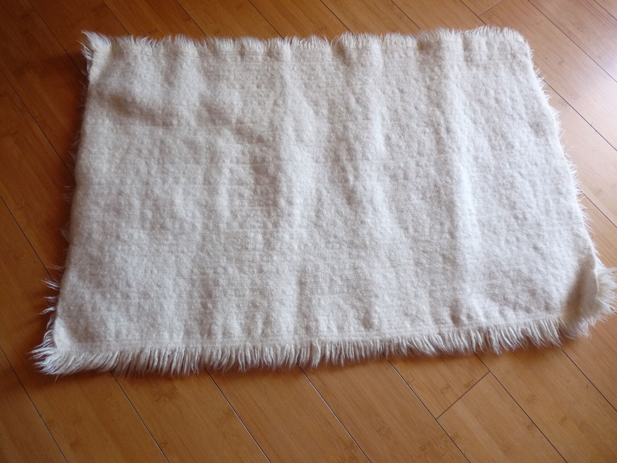 Tapis à longs poils et en pure laine - 105x70cm