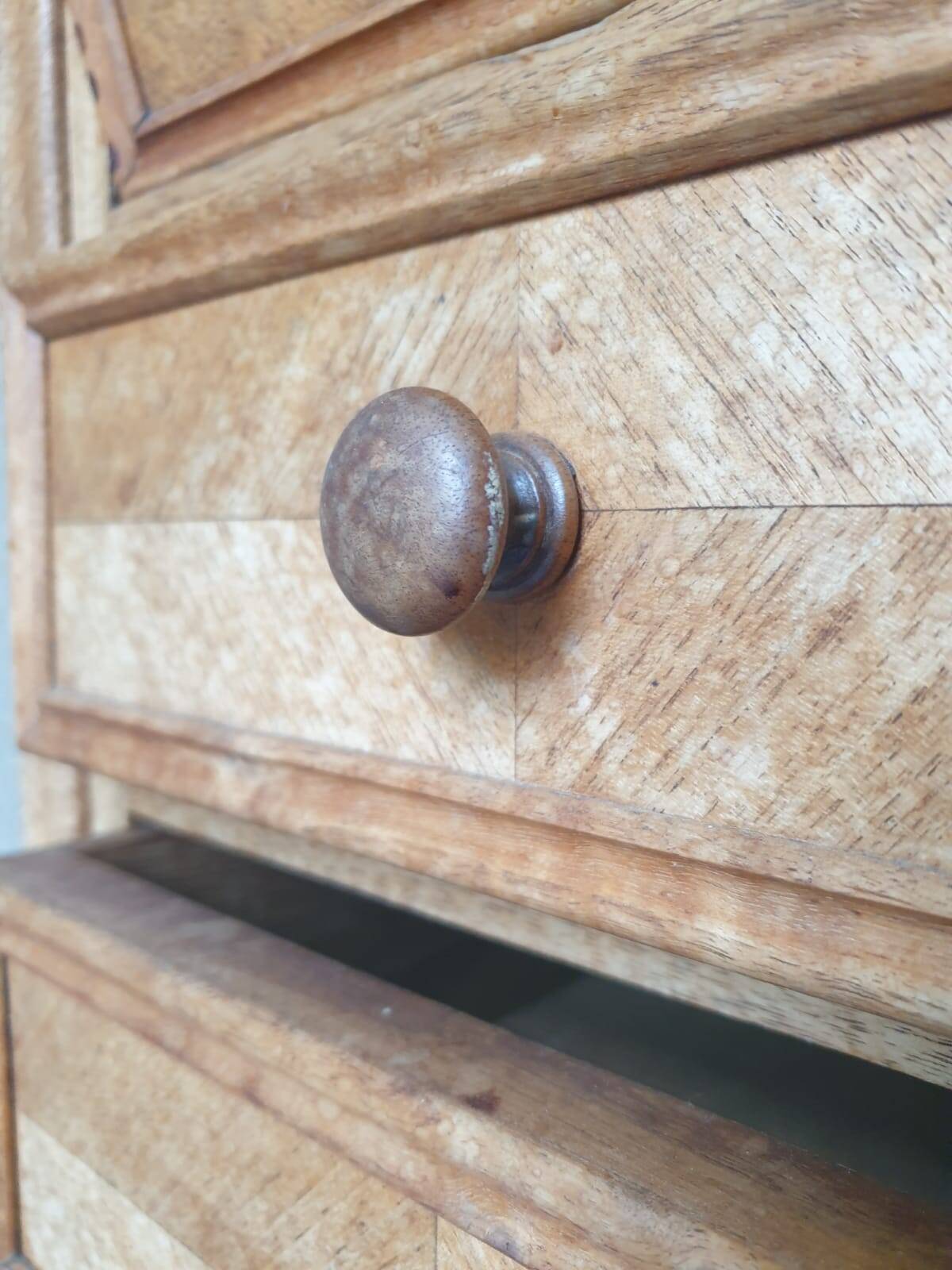 Chiffonnier en bois marqueté et marbre – Style classique