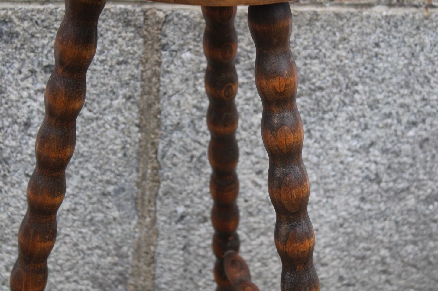 Tripod stool with bumped legs