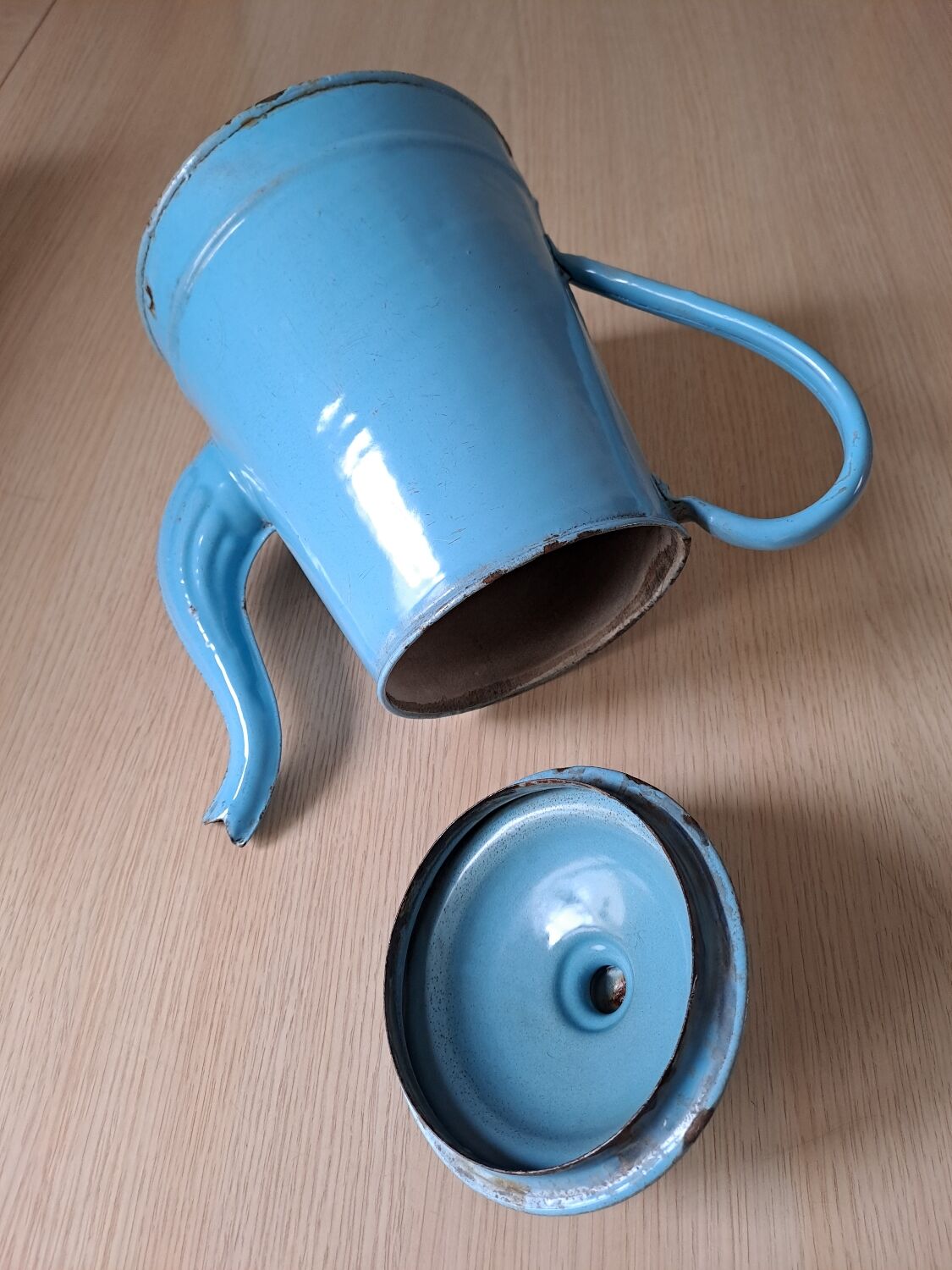 Enamelled sheet metal coffee maker