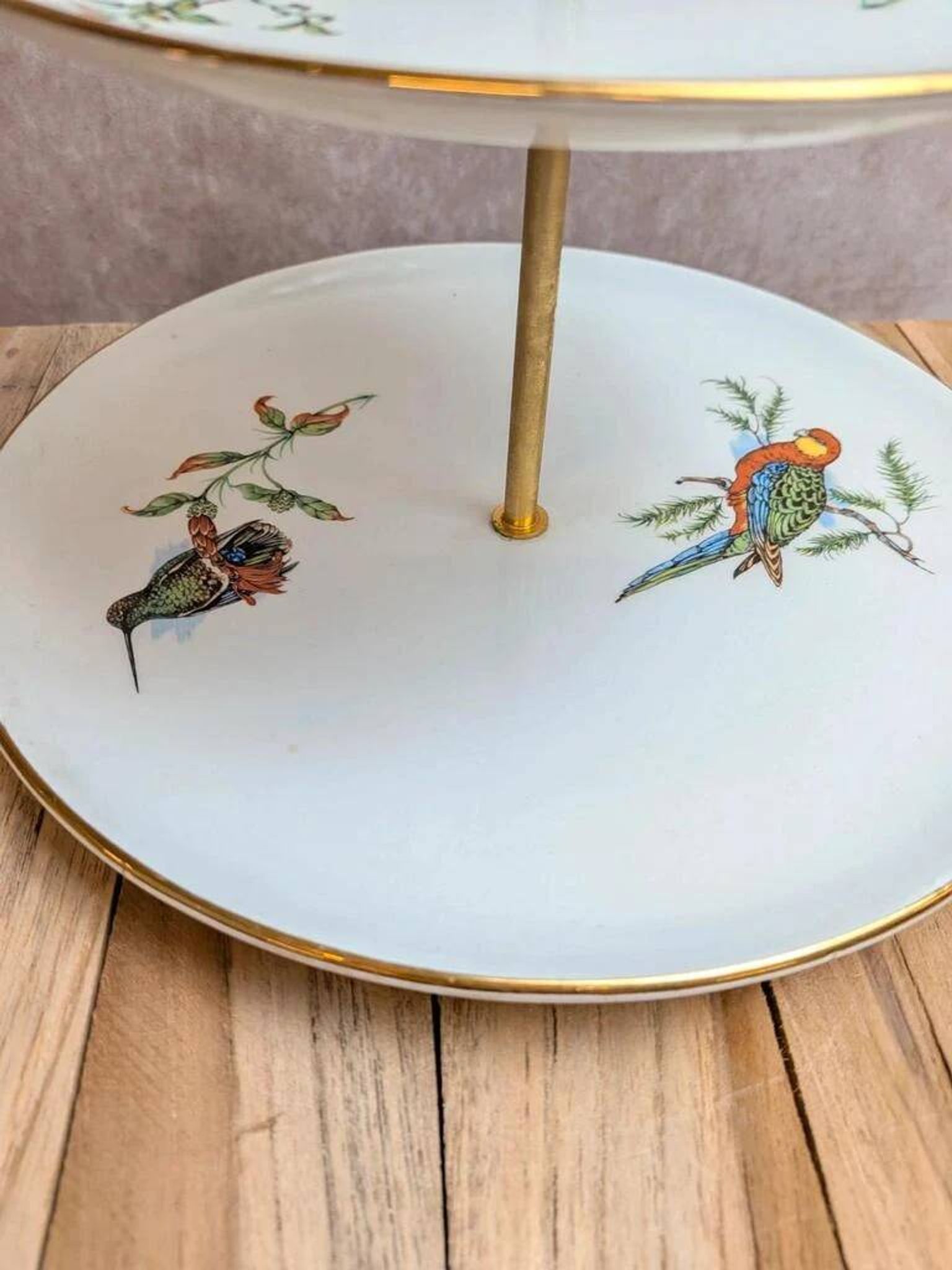 Silent servant, 2 tiers in Gien earthenware – Exotic birds – Golden metal
