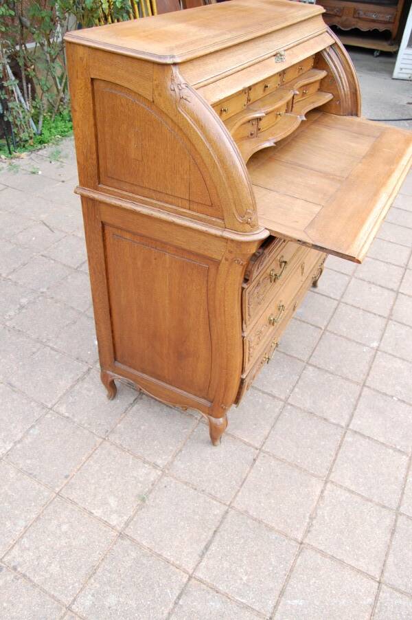 cylinder desk from the Louis XV period in oak, late 18th century