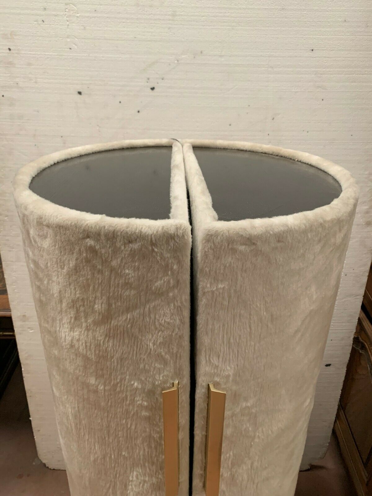 Coiffeuse ronde et son pouf en velours beige des années 70