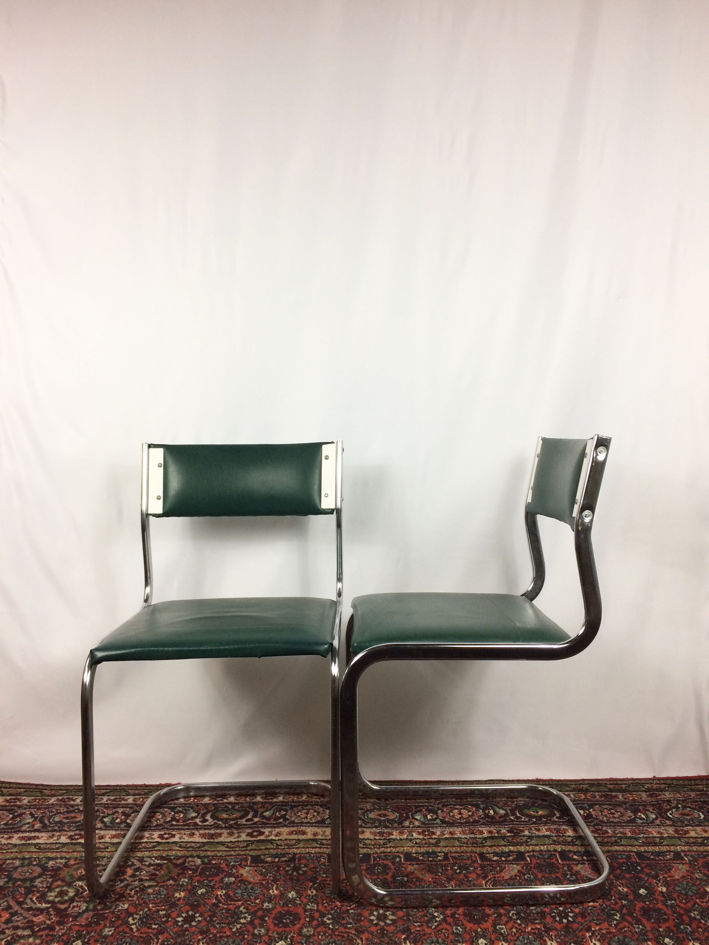 Paire de chaises "cantilever" vintage