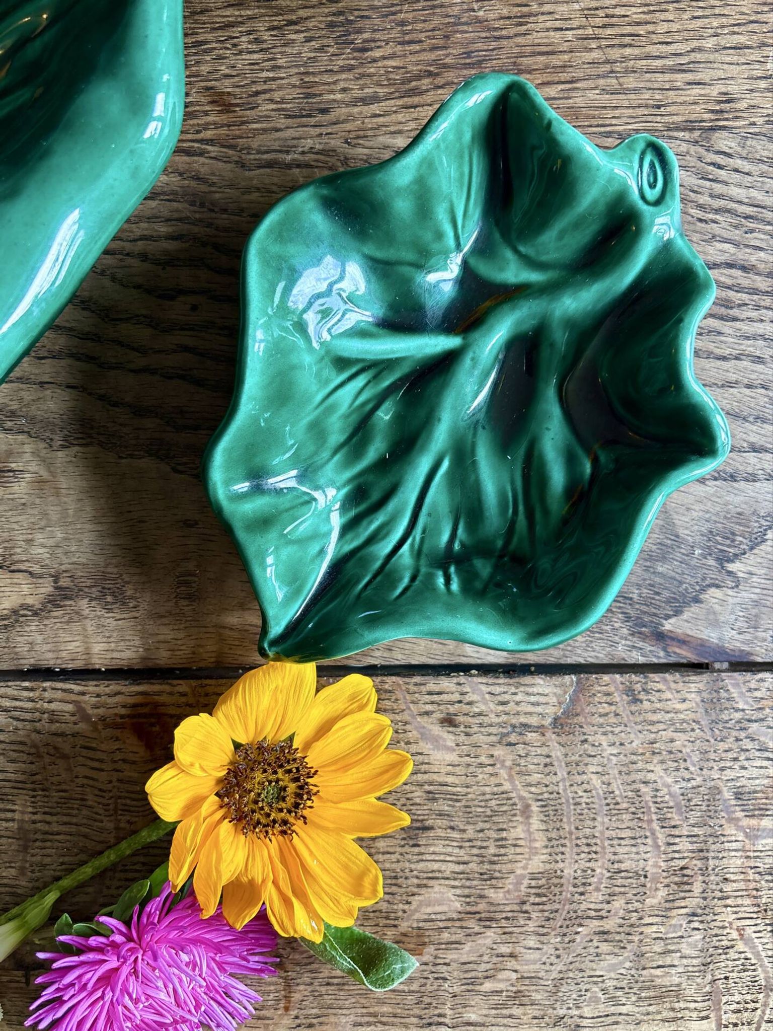Set of 2 vintage leaf-shaped dishes in majolica.
