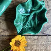 Set of 2 vintage leaf-shaped dishes in majolica.