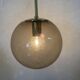 Suspension boule en laiton et verre fumé de Limburg Glashütte, années 1970
