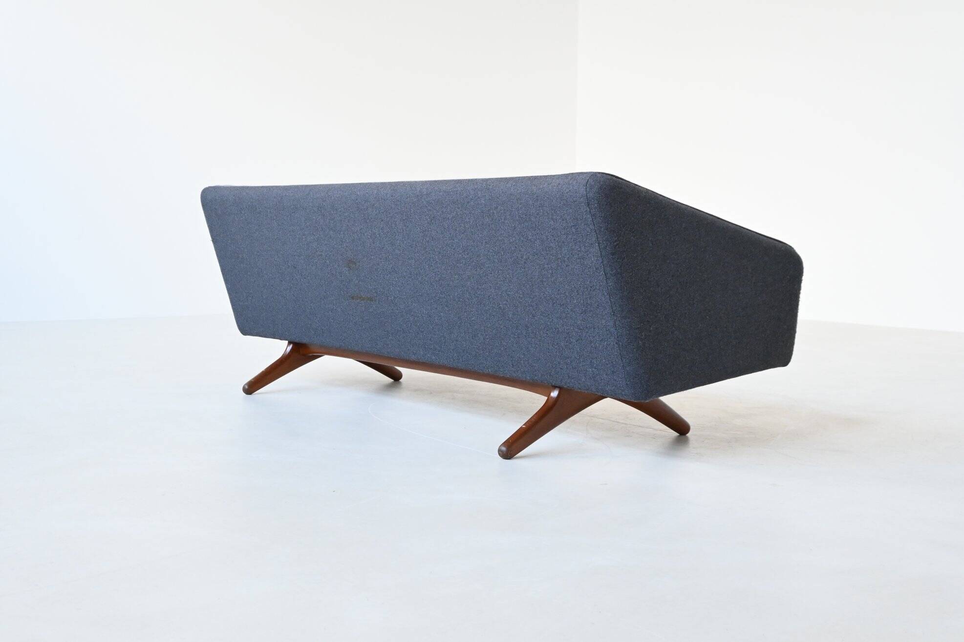 Canapé trois places Illum Wikkelso modèle ML-90 Laursen Danemark 1960