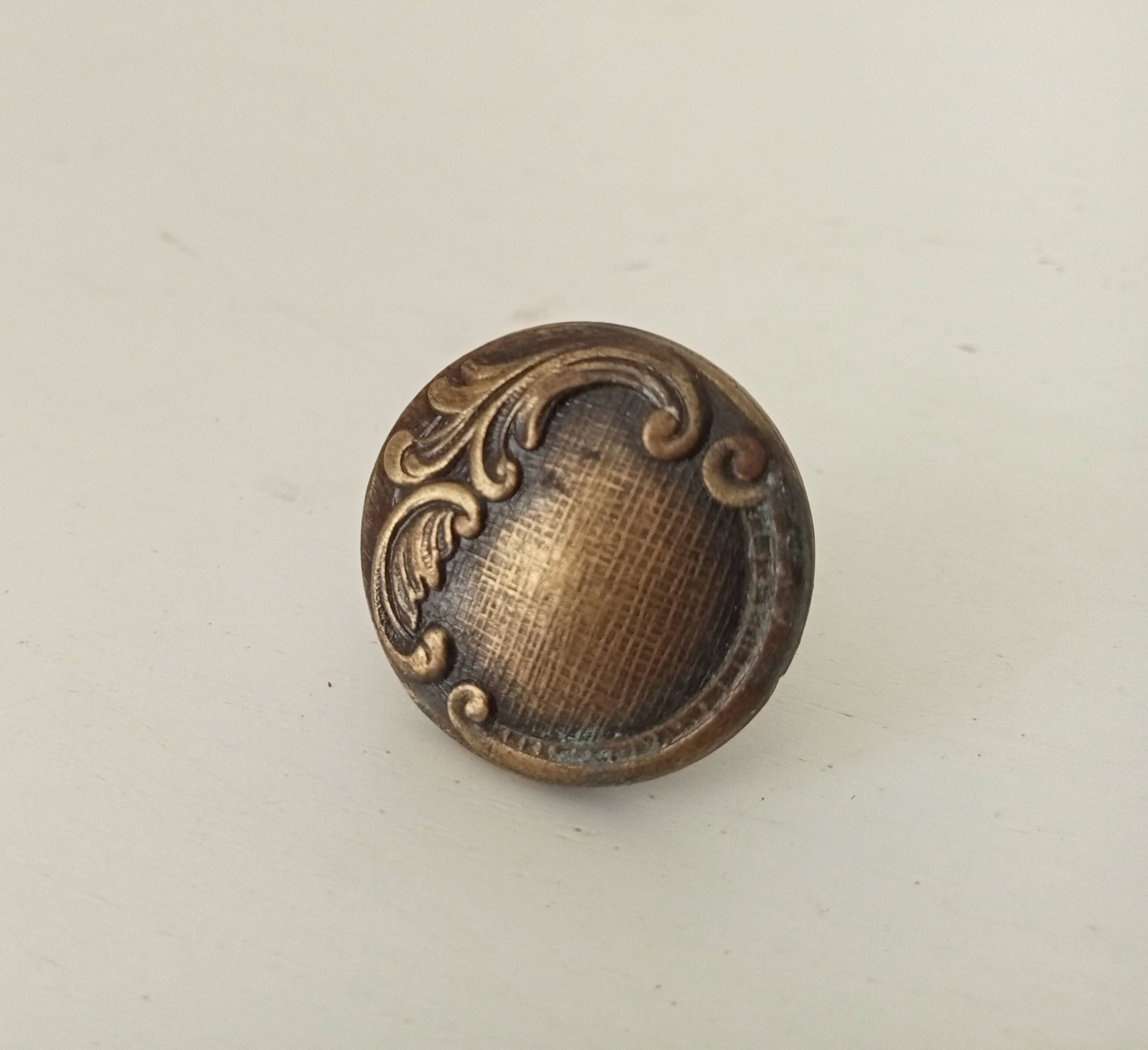 Poignée de meuble ancienne art nouveau en laiton ciselé