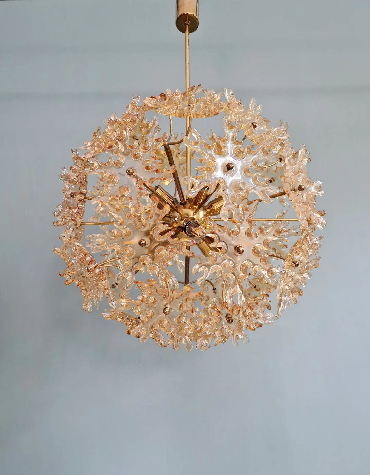 Large Sputnik chandelier in brass and amber Murano glass, SiSche, 1960.