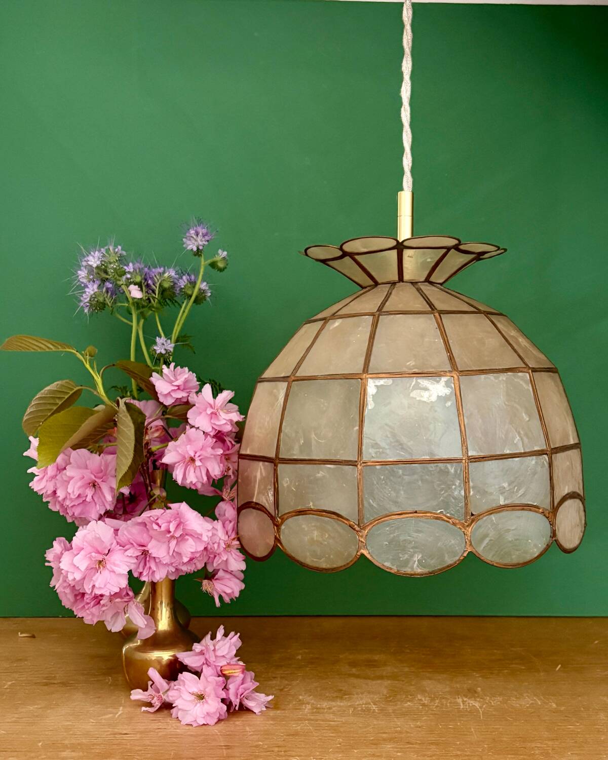 Vintage pendant light in mother-of-pearl and brass