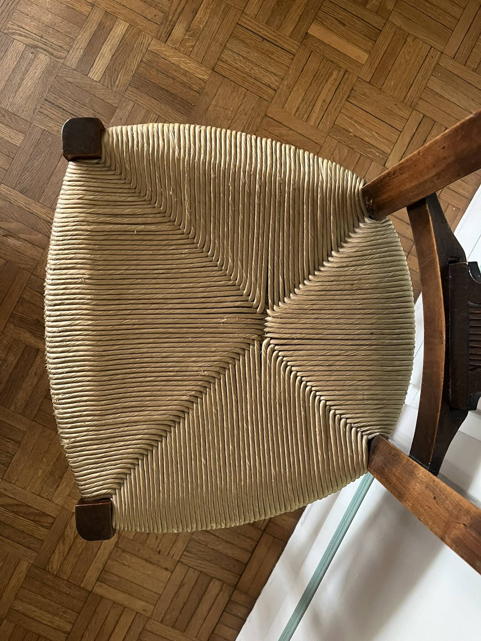 Paire de chaises Directoire en noyer, France circa 1810-1830