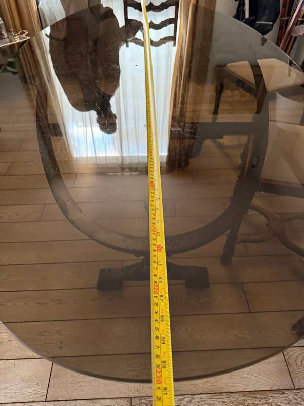 Grande table de salle à manger ancienne en fer forgé et verre fumé,