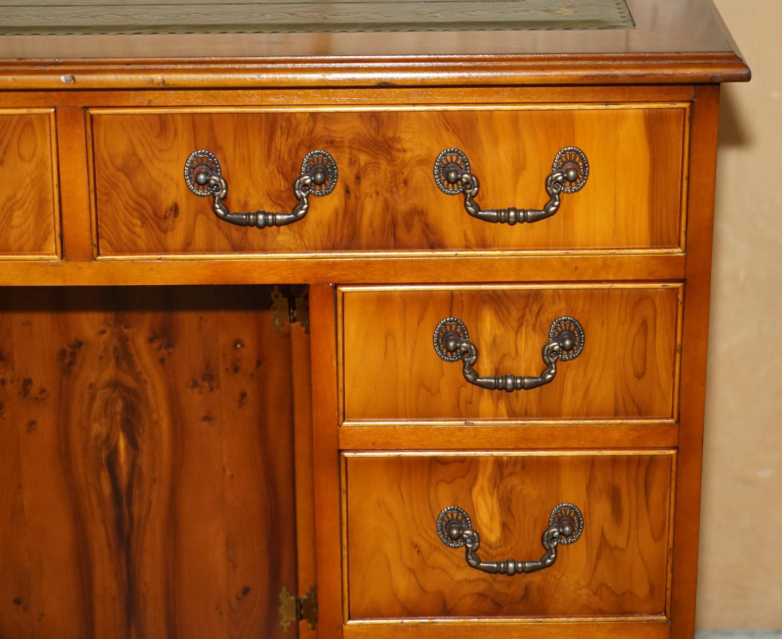 Bureau à deux caissons en bois de if frisé et cuir