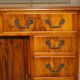 Bureau à deux caissons en bois de if frisé et cuir