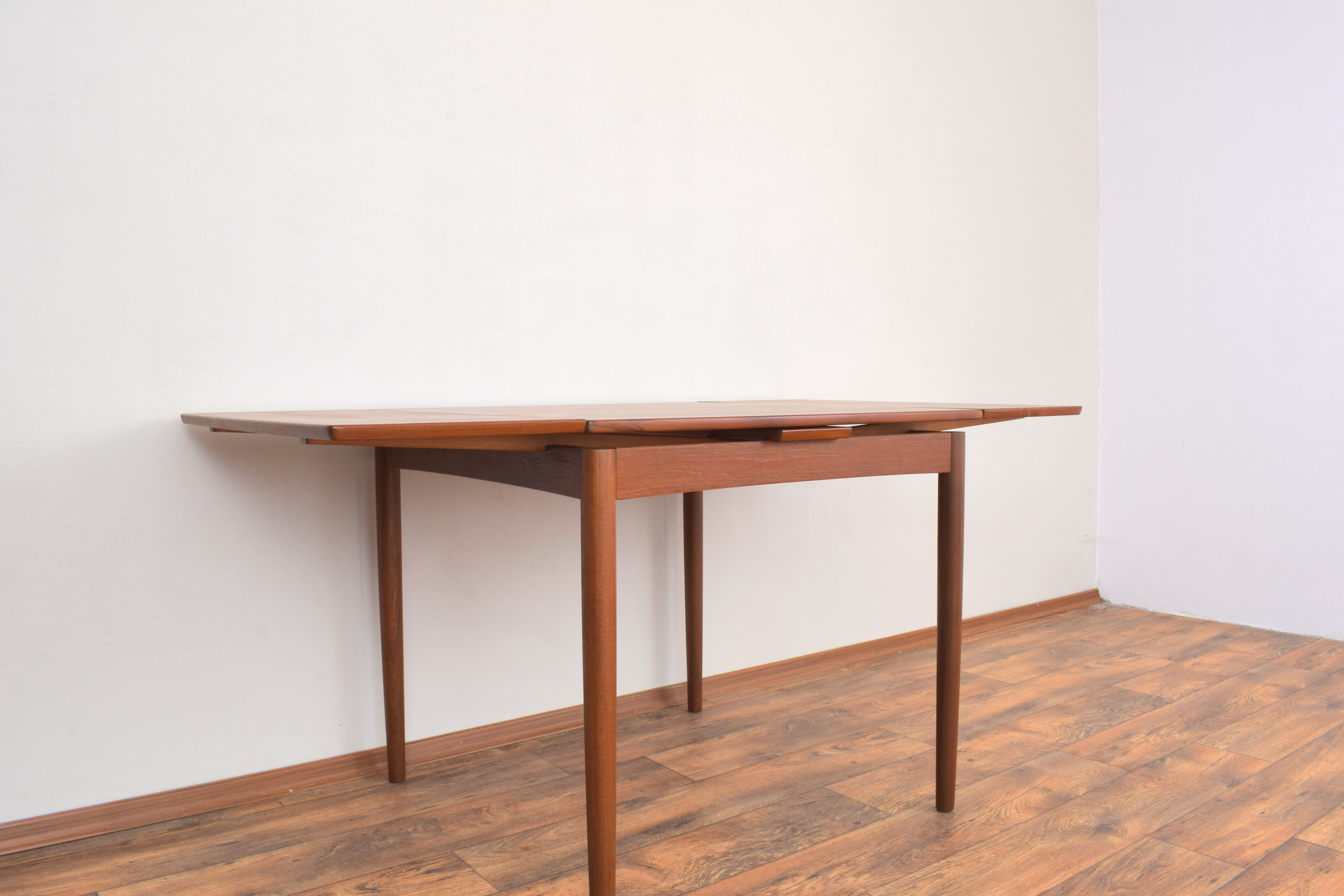 Mid-Century Danish Teak Extendable Dining Table from Hundevad & Co., 1960s.