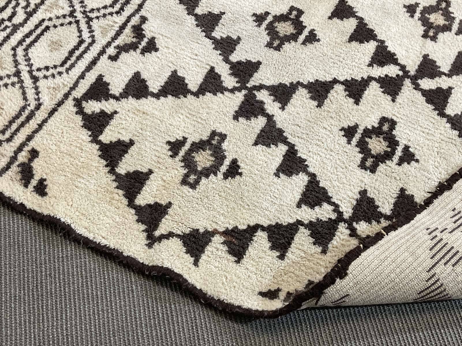 Handmade Moroccan wool rug - 1.70m x 1.20m.