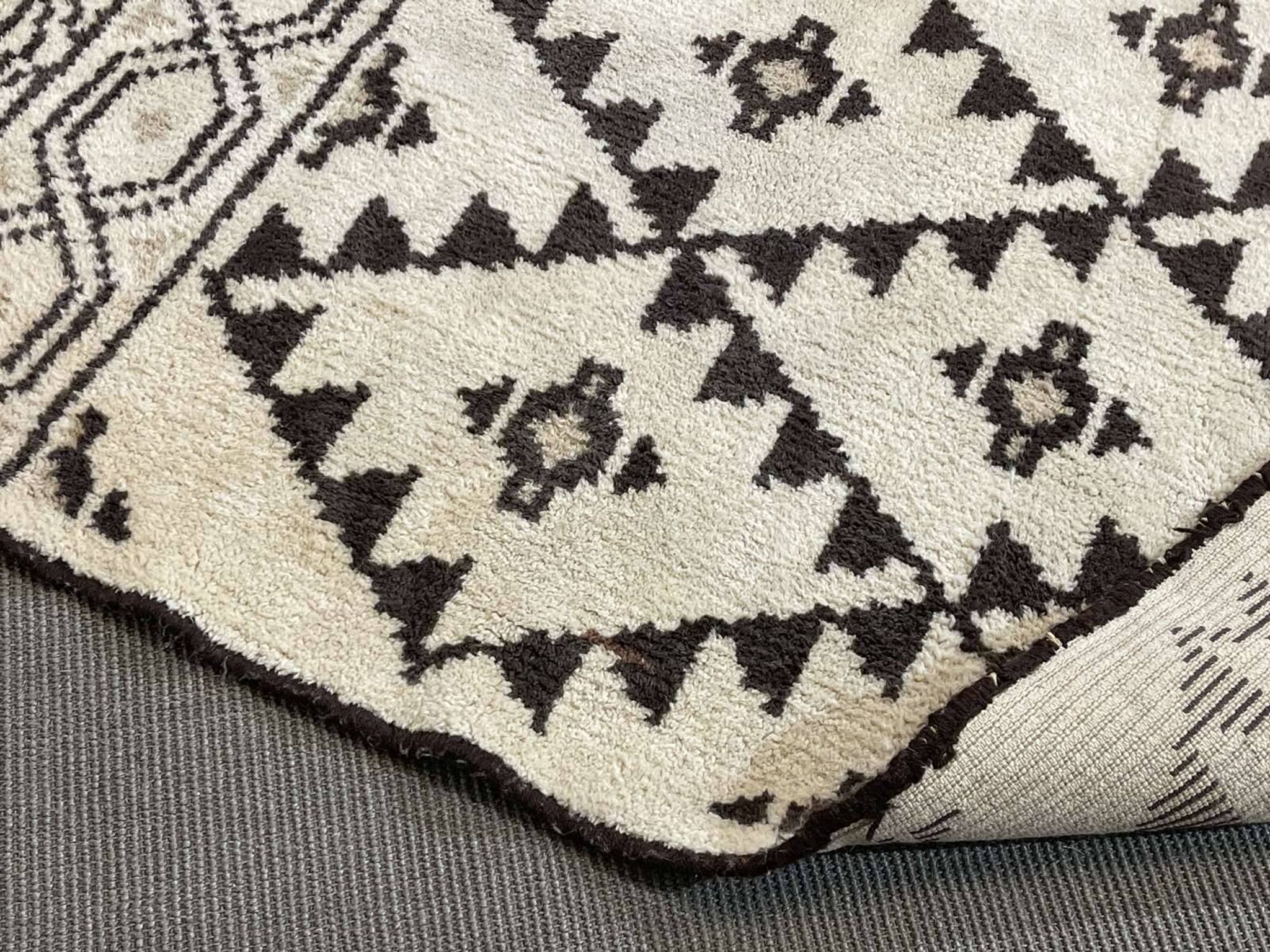 Handmade Moroccan wool rug - 1.70m x 1.20m.