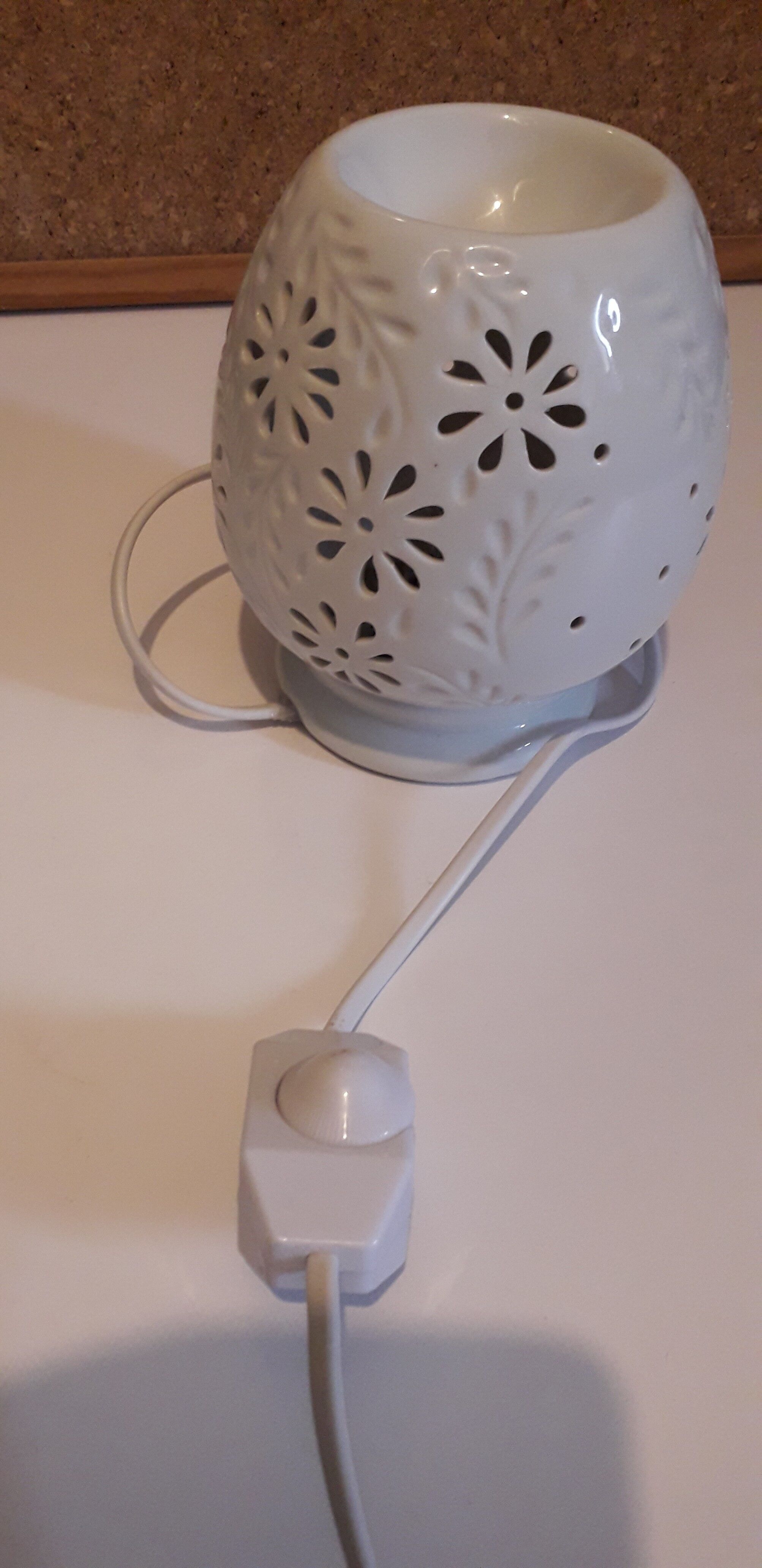 Table lamp in white porcelain openwork with flowers