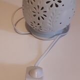 Lampe de table en porcelaine blanche ajourée de fleurs